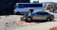 Groźnie wyglądające zderzenie z kursowym autobusem. Jedna osoba trafiła do szpitala - zdjęcie 3