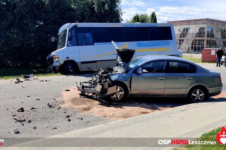 Groźnie wyglądające zderzenie z kursowym autobusem. Jedna osoba trafiła do szpitala - zdjęcie 3