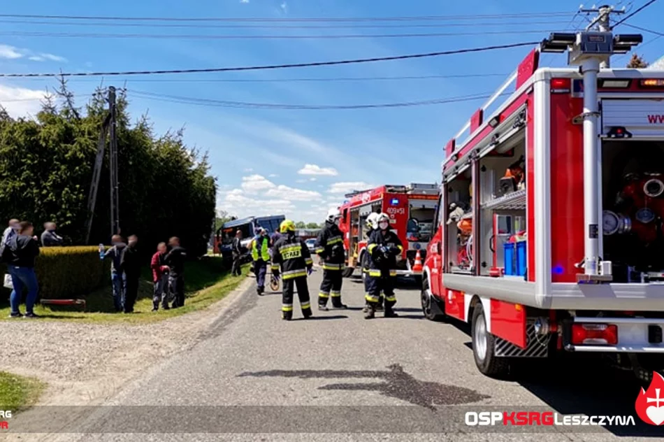 Groźnie wyglądające zderzenie z kursowym autobusem. Jedna osoba trafiła do szpitala - zdjęcie 4