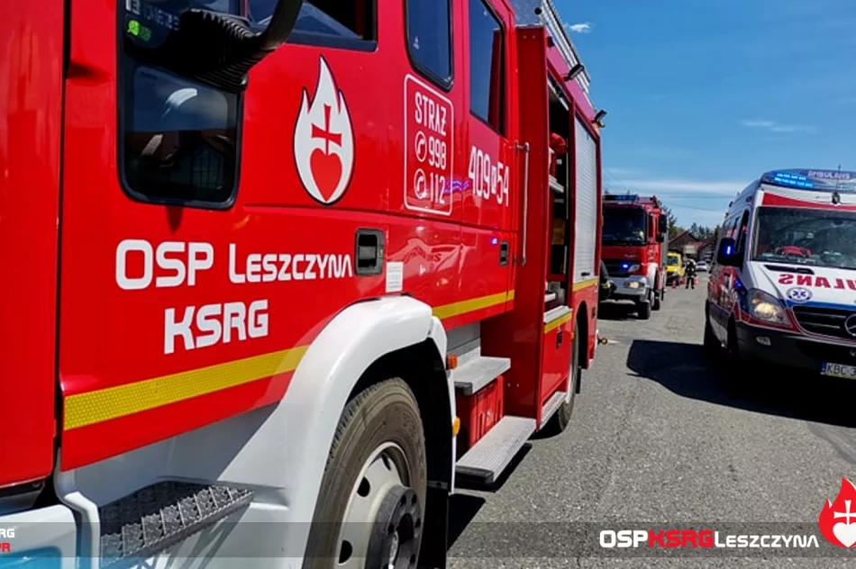 Groźnie wyglądające zderzenie z kursowym autobusem. Jedna osoba trafiła do szpitala - zdjęcie 6