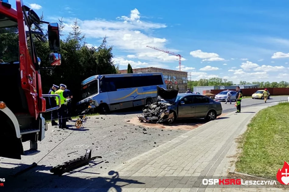 Groźnie wyglądające zderzenie z kursowym autobusem. Jedna osoba trafiła do szpitala - zdjęcie 8