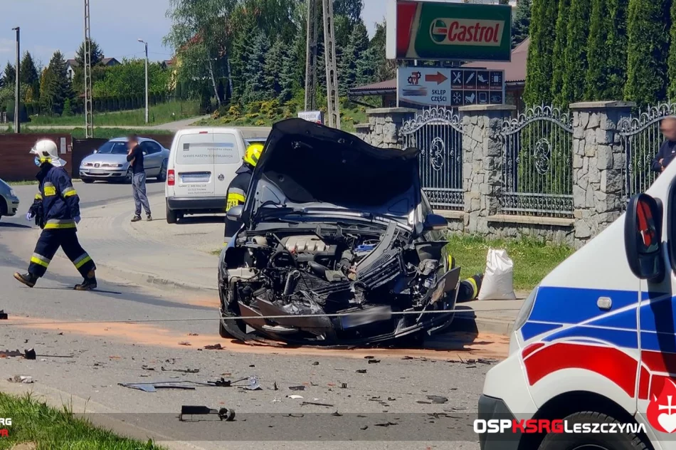 Groźnie wyglądające zderzenie z kursowym autobusem. Jedna osoba trafiła do szpitala - zdjęcie 9