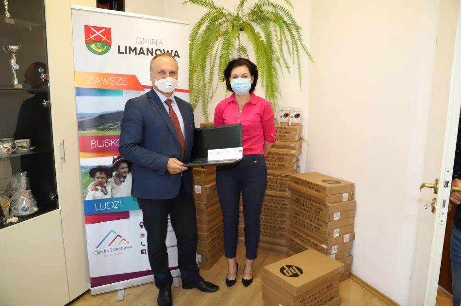 Kolejny sprzęt komputerowy do zdalnej nauki trafi do najbardziej potrzebujących uczniów - zdjęcie 4