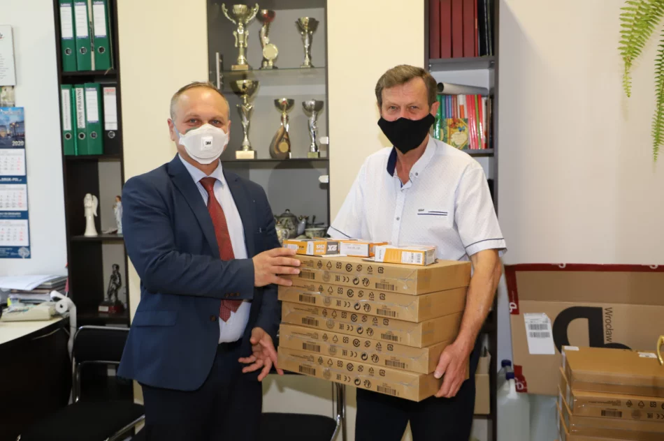 Kolejny sprzęt komputerowy do zdalnej nauki trafi do najbardziej potrzebujących uczniów - zdjęcie 5