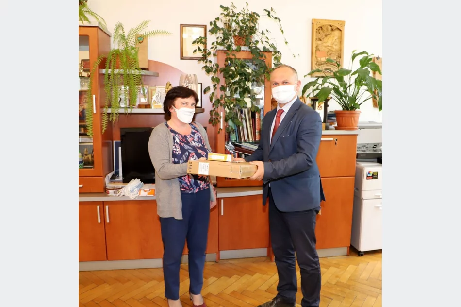 Kolejny sprzęt komputerowy do zdalnej nauki trafi do najbardziej potrzebujących uczniów - zdjęcie 10