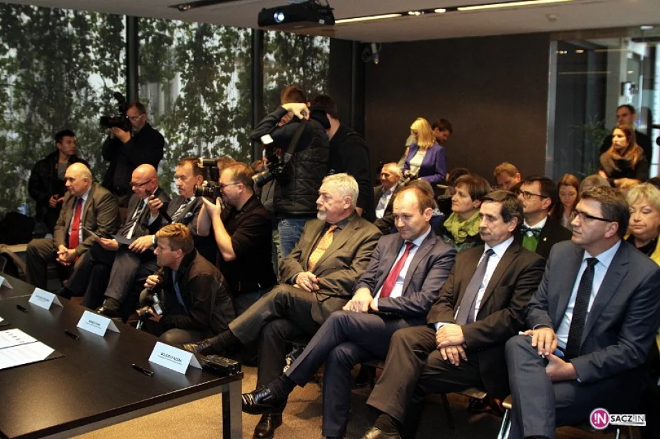 Nowy Sącz podpisał Małopolskie Porozumienie Miast Prezydenckich 'Razem przeciw smogowi' - zdjęcie 2