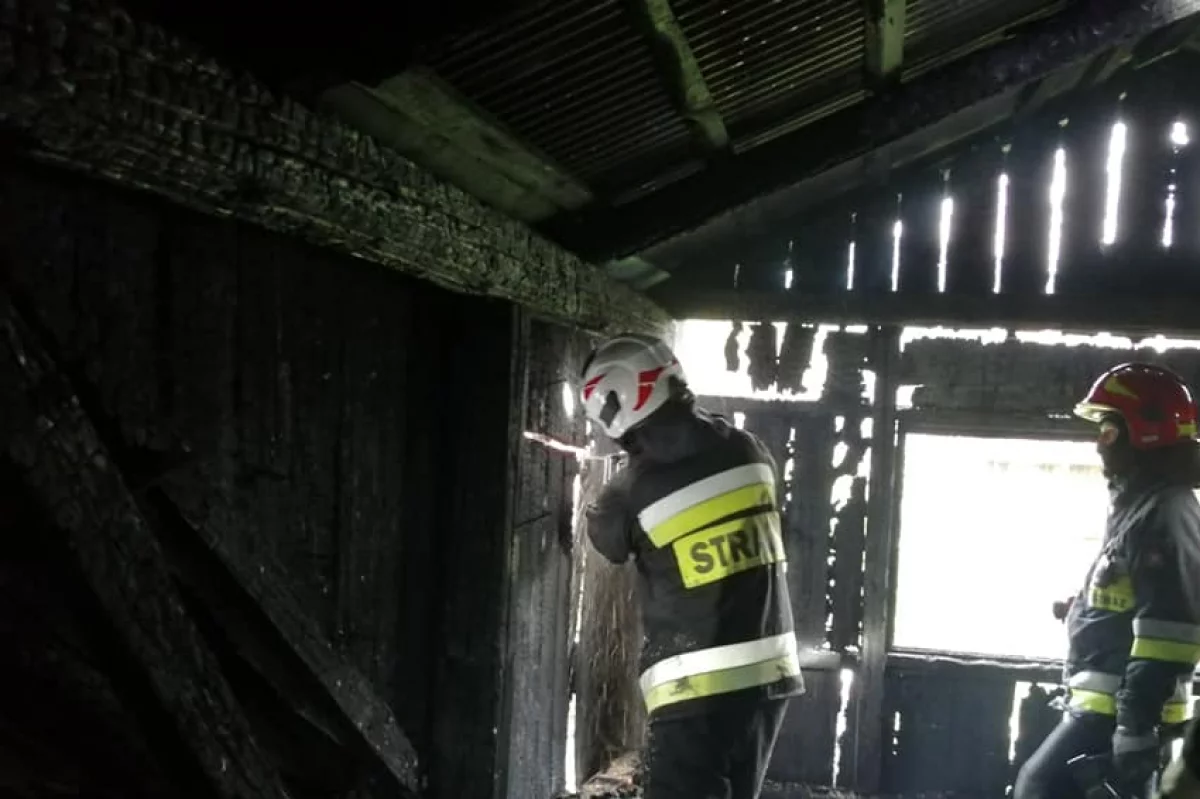 Pożar drewnianego domu gasiło 8 zastępów straży