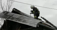 Pożar drewnianego domu gasiło 8 zastępów straży - zdjęcie 2