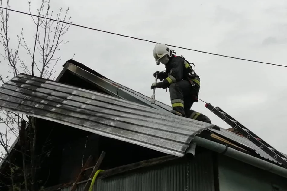 Pożar drewnianego domu gasiło 8 zastępów straży - zdjęcie 2