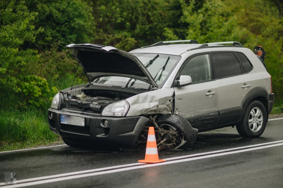 Dwa pojazdy zderzyły się na DK 28 - zdjęcie 8