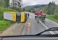 Najechał na krawężnik, uszkodził znak i doprowadził do wywrócenia się pojazdu na chodniku - zdjęcie główne