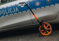 Nie dostosował prędkości, wypadł z drogi i uszkodził dwa znaki - zdjęcie główne