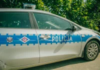 Samochód wypadł z jezdni i uderzył w przydrożne drzewa, kierowca trafił do szpitala - zdjęcie główne