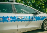 Uderzyła w drzewo i drogowy znak - zdjęcie główne