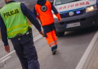 Czołowe zderzenie samochodów, dwie osoby trafiły do szpitala - zdjęcie główne