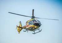 Mężczyzna przygnieciony przez samochód. Na pomoc LPR - zdjęcie główne