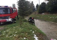 Na ulicy Kraszewskiego w Krynicy – Zdrój samochód wypadł z drogi - zdjęcie główne