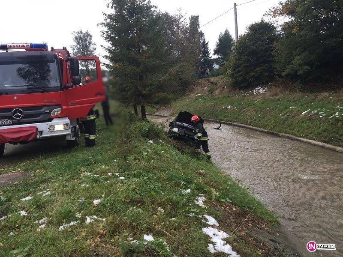 Na ulicy Kraszewskiego w Krynicy – Zdrój samochód wypadł z drogi