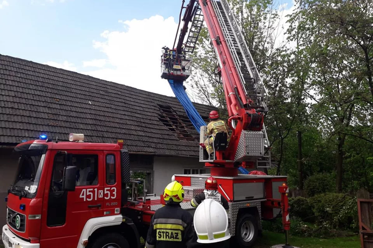 Strażacy zabezpieczali uszkodzony dach