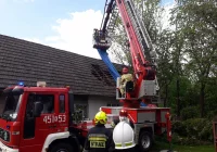 Strażacy zabezpieczali uszkodzony dach - zdjęcie główne