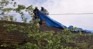 Strażacy zabezpieczali uszkodzony dach - zdjęcie 2