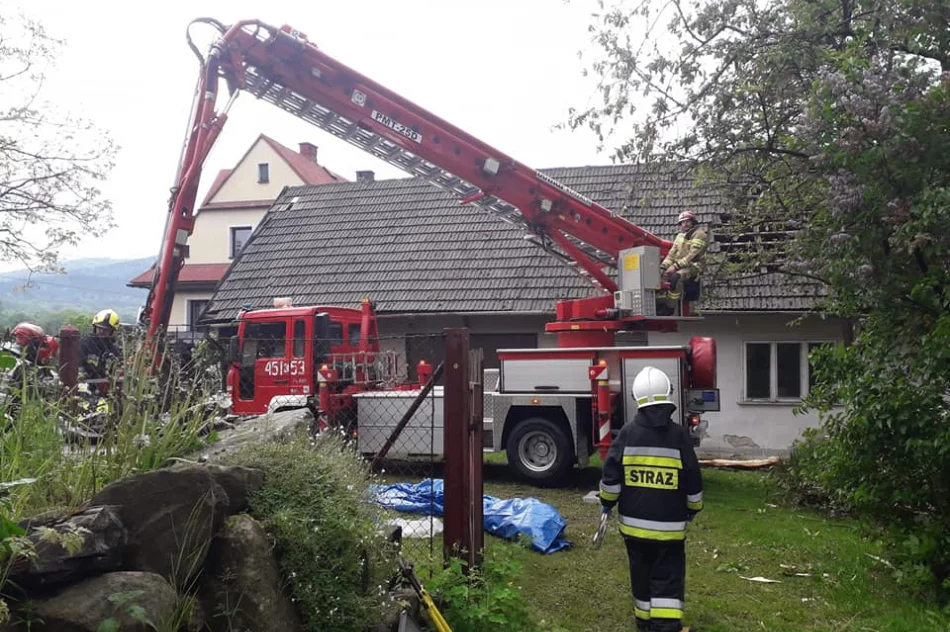 Strażacy zabezpieczali uszkodzony dach - zdjęcie 3