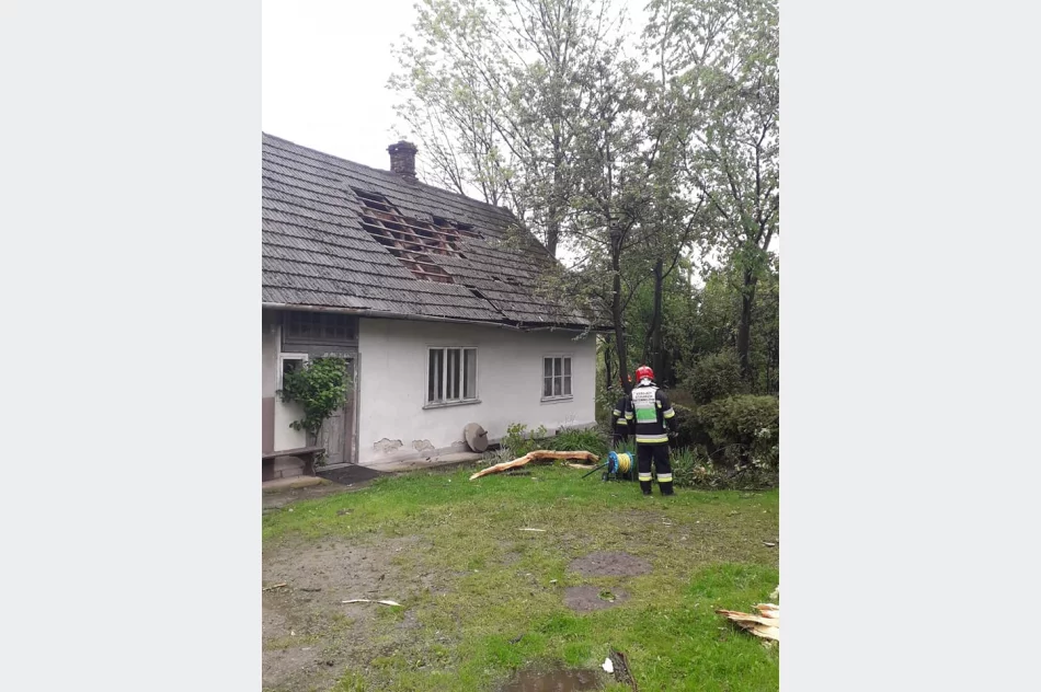 Strażacy zabezpieczali uszkodzony dach - zdjęcie 5