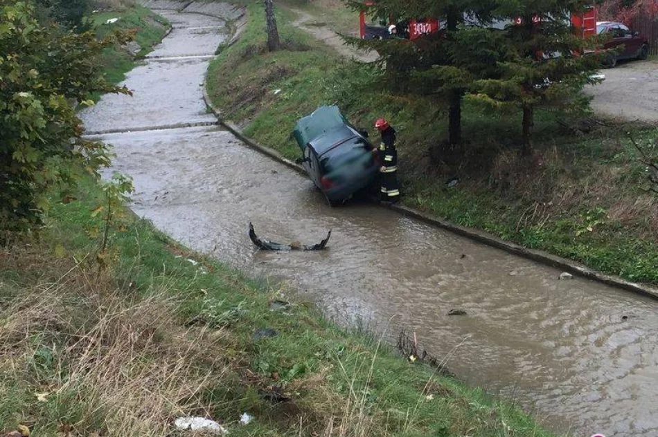 Potrącił pieszego i wpadł do rzeki - zdjęcie 3