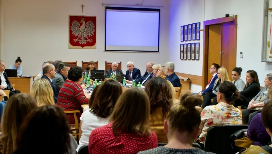 Uchwałę wycofano po zapowiedzi rozmów z pracownikami i rodzicami. Catering alternatywą dla stołówek?  - zdjęcie 1