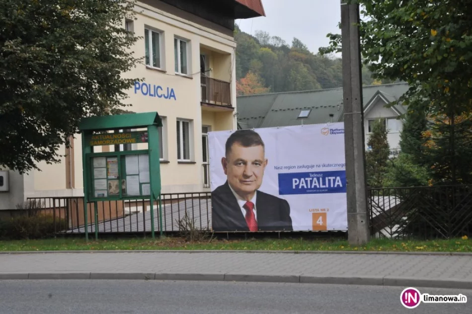 Agitacja na ogrodzeniu wokół urzędu i policji - zdjęcie 2