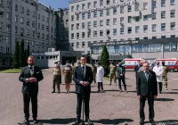 Premier: "trudne decyzje uratowały Polskę; dzięki dyscyplinie i spójności naród przechodzi walkę zwycięsko" - zdjęcie główne