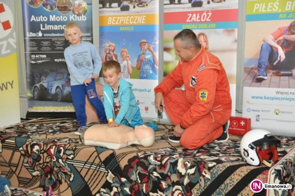 Pokaz drogowego ratownictwa dla przedszkolaków - zdjęcie 2