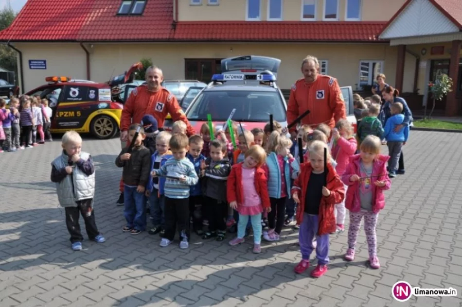 Pokaz drogowego ratownictwa dla przedszkolaków - zdjęcie 3