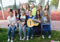 Wolontariusze z gimnazjum odmawiają różaniec w DPS - zdjęcie główne