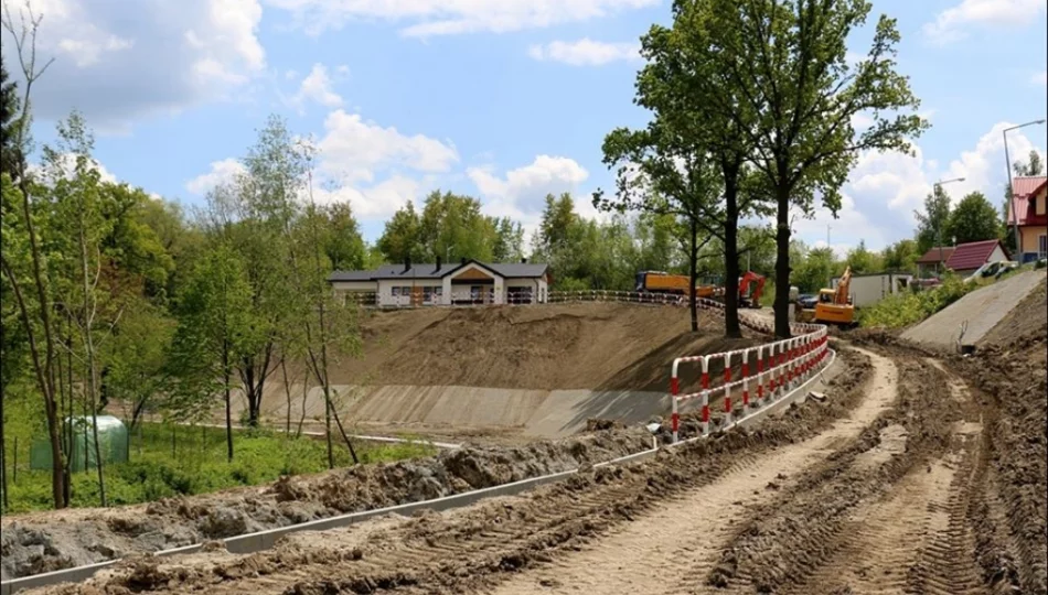 Budynek zaplecza gotowy, trwa budowa ścieżki rowerowej - zdjęcie 1