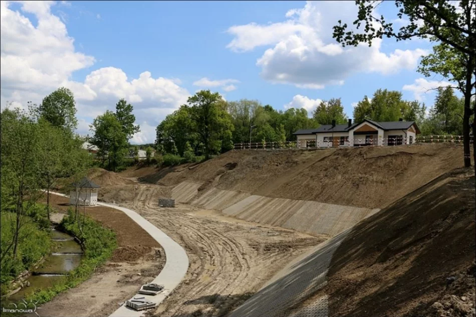 Budynek zaplecza gotowy, trwa budowa ścieżki rowerowej - zdjęcie 4