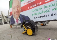 Baner z blokadą na środku rynku. To nie straż miejska, a zabezpieczenie - zdjęcie główne