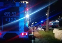 Samochód uderzył w drzewo, poszkodowanego kierowcę wydobyli z pojazdu strażacy - zdjęcie główne