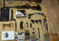 44-latek groził rodzicom pozbawieniem życia, podczas przeszukania domu znaleziono nielegalny arsenał - zdjęcie główne