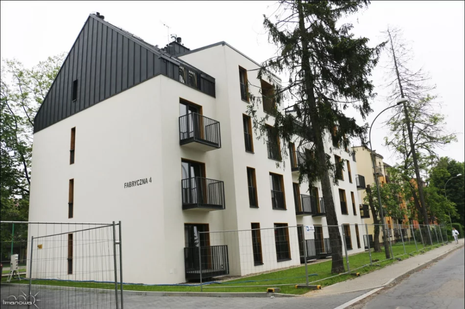 Nowy blok na ul. Fabrycznej gotowy. Urząd zachwala "nowoczesny wygląd i spokojne położenie" - zdjęcie 16