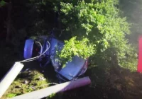 Samochód wypadł z drogi i uderzył w słup energetyczny - jedna osoba zginęła - zdjęcie główne