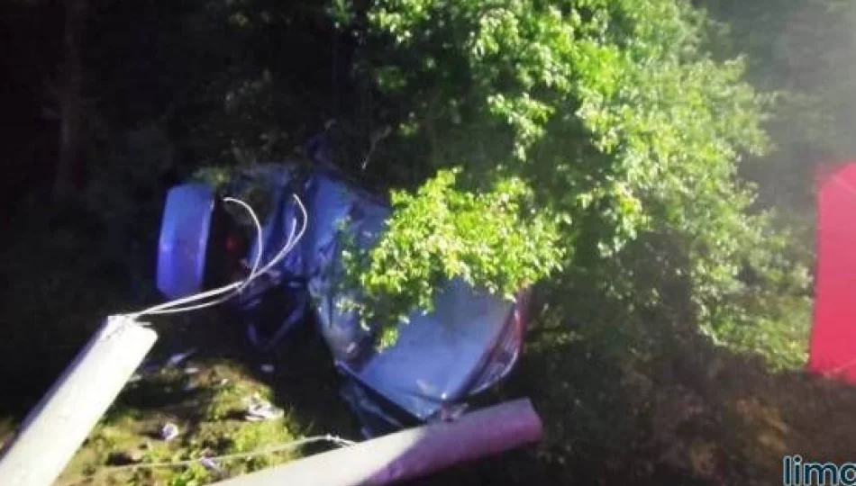 Mieszkańcy Limanowszczyzny uczestnikami tragicznego wypadku. Nie żyje 24-letni pasażer, w ciężkim stanie 22-letni kierowca - zdjęcie 1