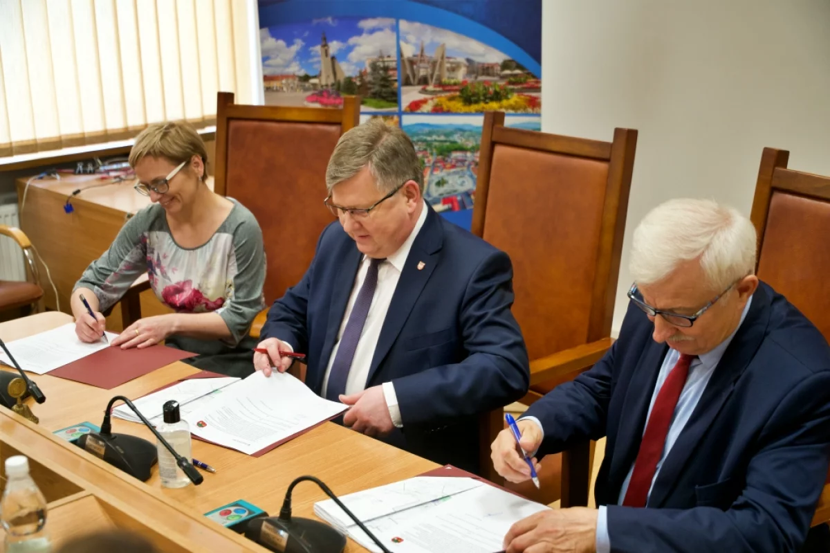 Biblioteka zmieni siedzibę. Marszałek z wizytą w zmodernizowanym budynku LDK