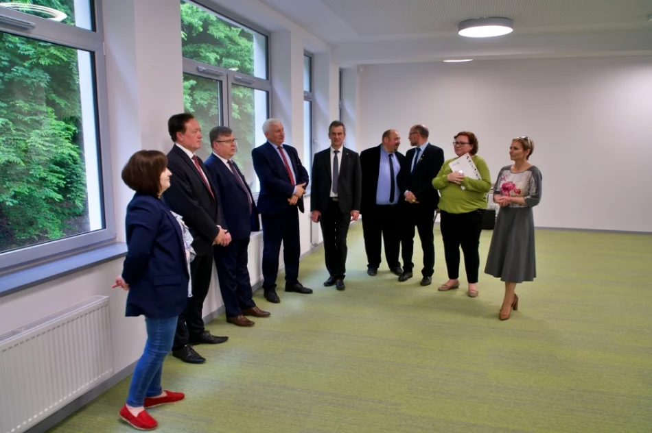 Biblioteka zmieni siedzibę. Marszałek z wizytą w zmodernizowanym budynku LDK - zdjęcie 6