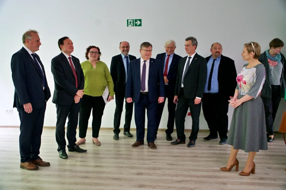 Biblioteka zmieni siedzibę. Marszałek z wizytą w zmodernizowanym budynku LDK - zdjęcie 7