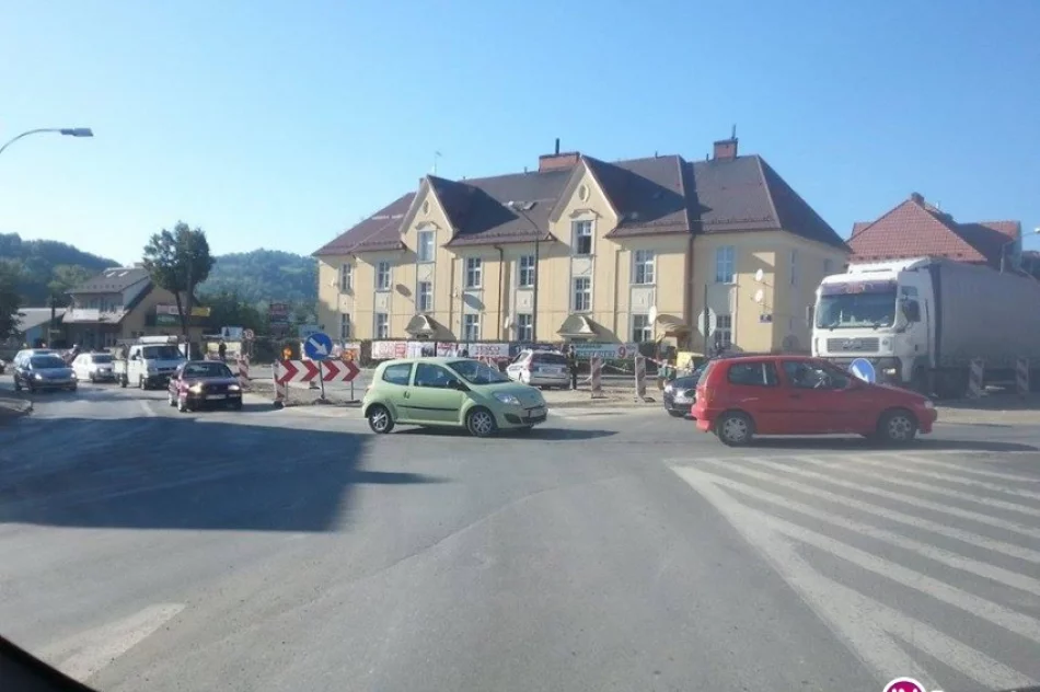 Problemy z organizacją ruchu i remontem. Spore utrudnienia na skrzyżowaniu - zdjęcie 2