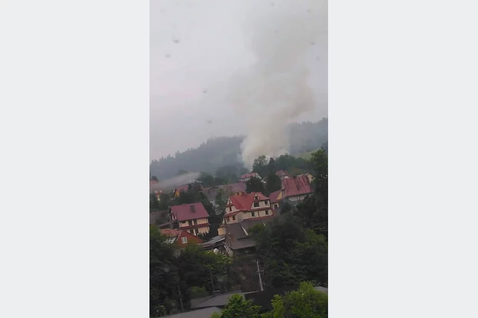 10 zastępów straży gasiło pożar poddasza - zdjęcie 2