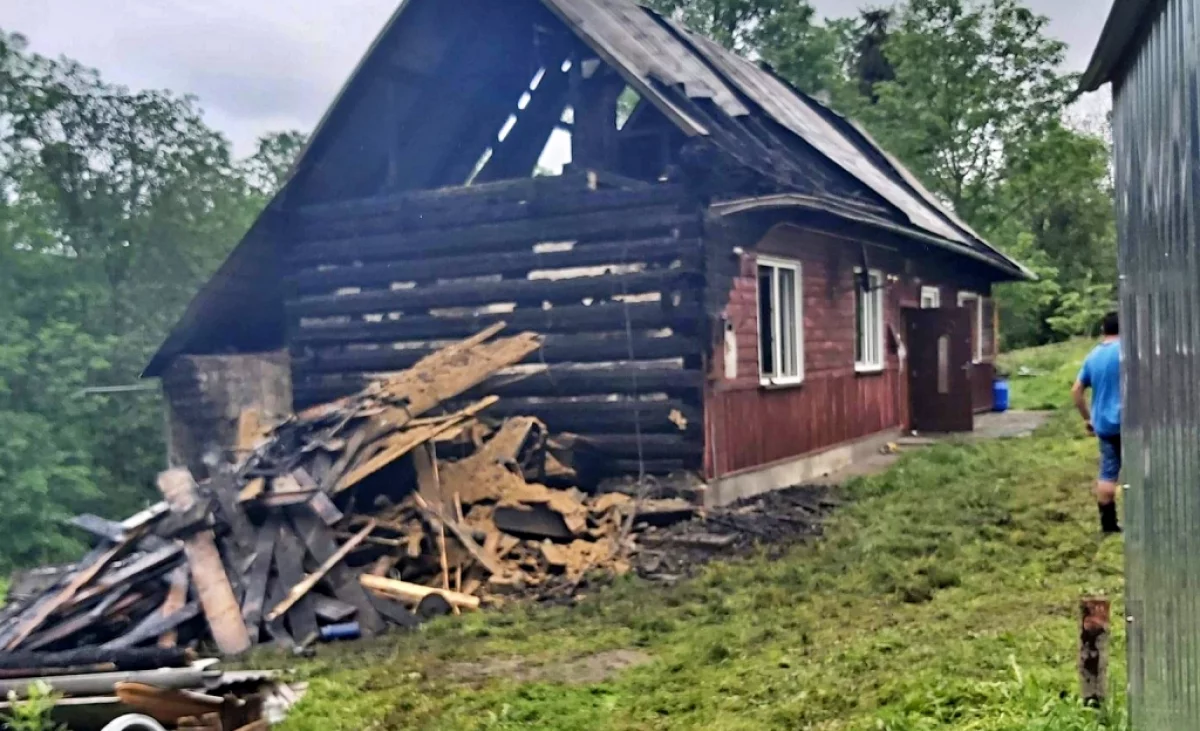 10 zastępów straży gasiło pożar poddasza