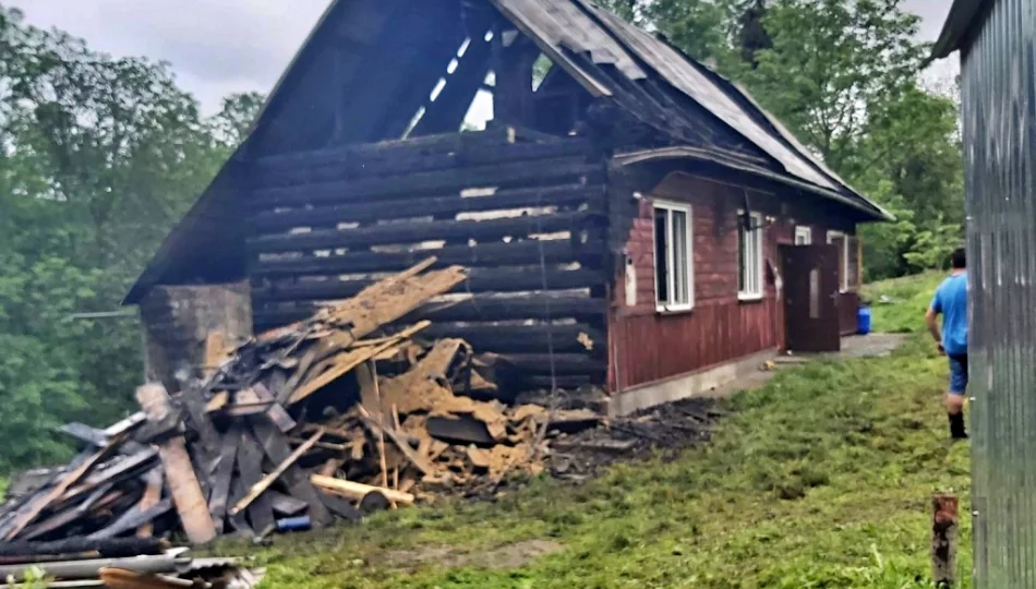 10 zastępów straży gasiło pożar poddasza - zdjęcie 1