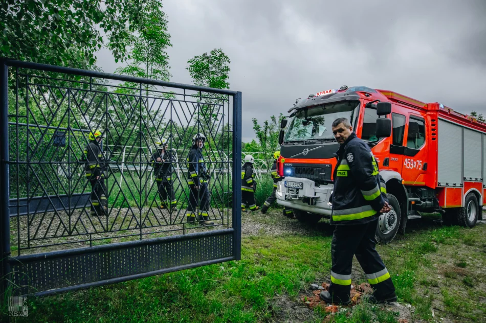 Mężczyzna próbował ugasić pożar. Z poparzeniami trafił do szpitala - zdjęcie 4